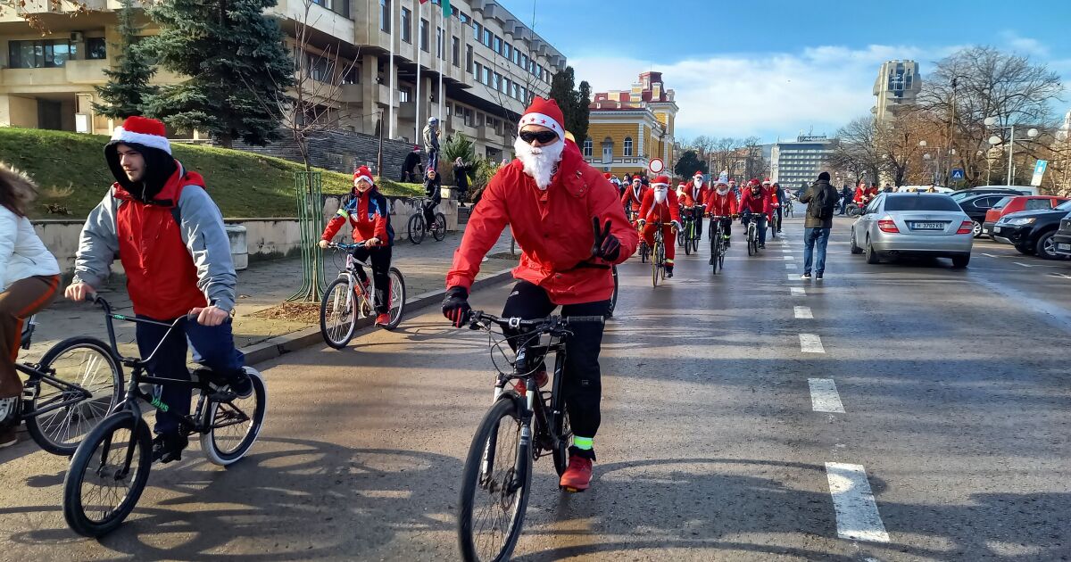 Инициативата Коледа на колела събра любители на велосипедите в Шумен,