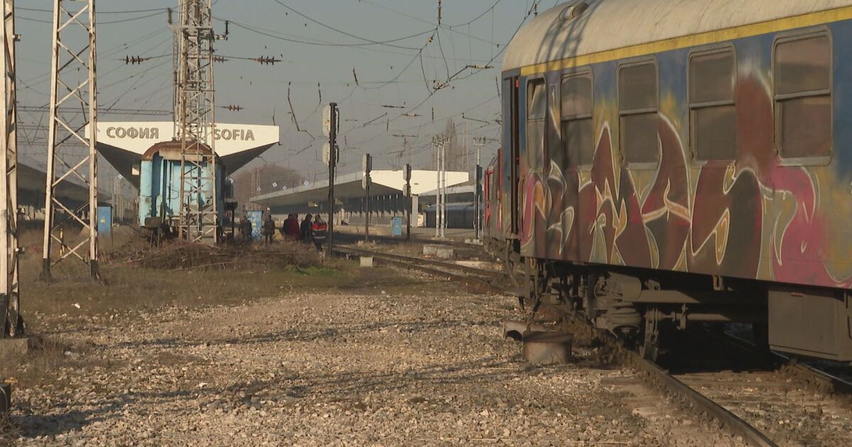 Около 100 пътници на бързия влак Варна - София бяха