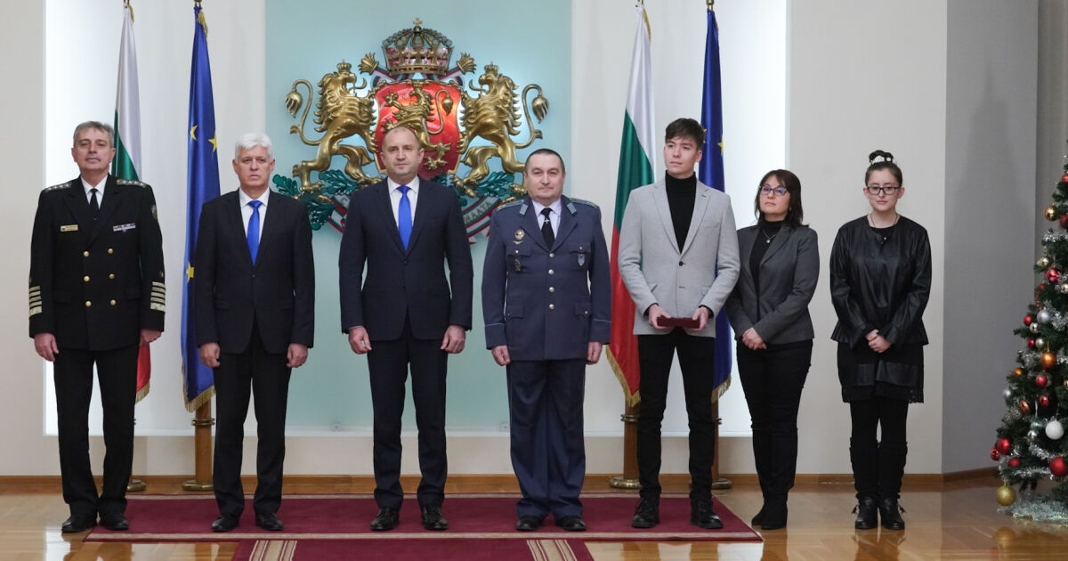 Президентът Румен Радев удостои български военнослужещ с висше офицерско звание.На