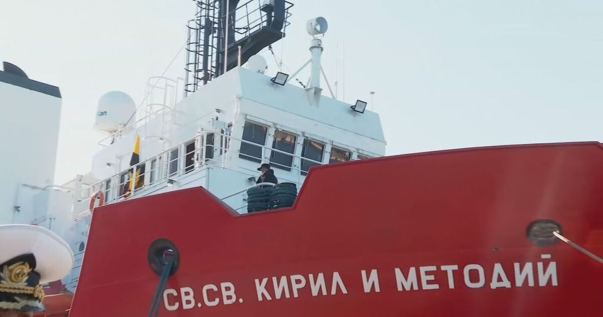 Българският военен научноизследователски кораб “ продължава да държи курс покрай
