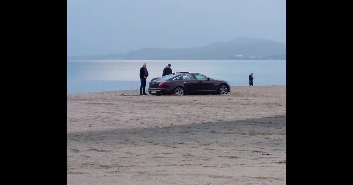 Луксозен автомобил затъна в пясъка на Северния плаж в Бургас.