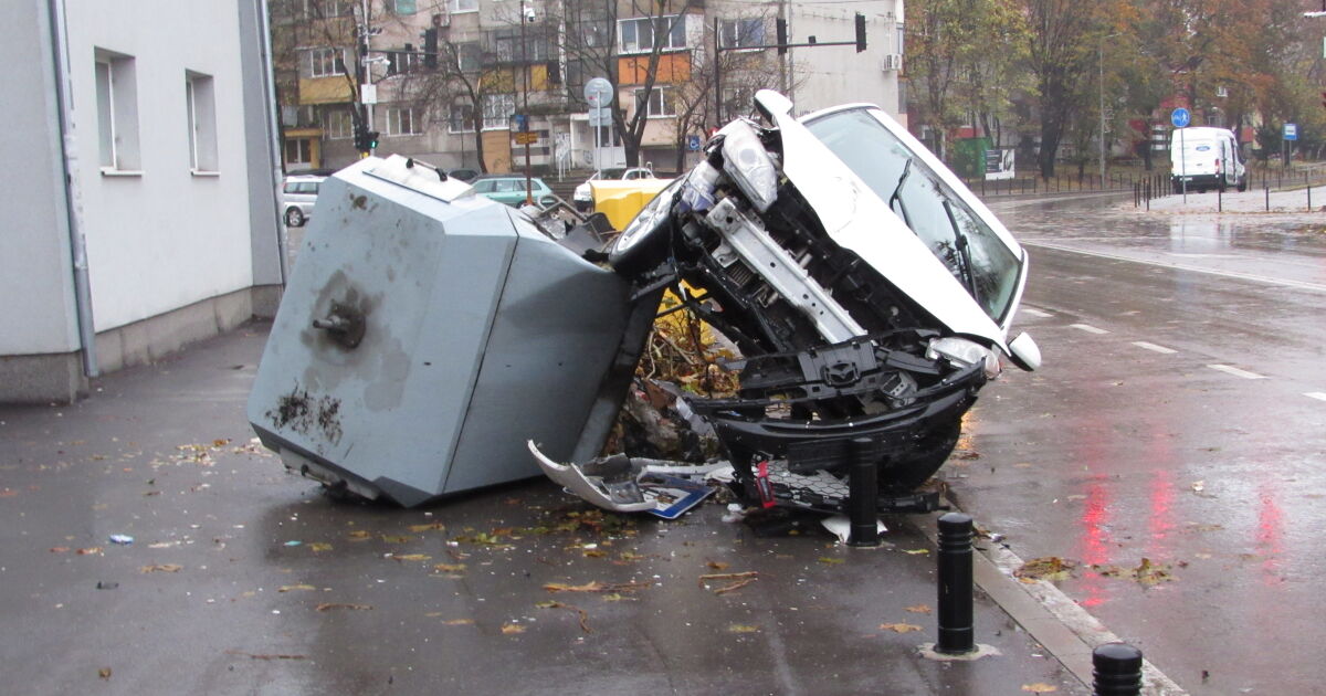 19-годишен шофьор катастрофа снощи в Русе и кацна“ върху контейнер