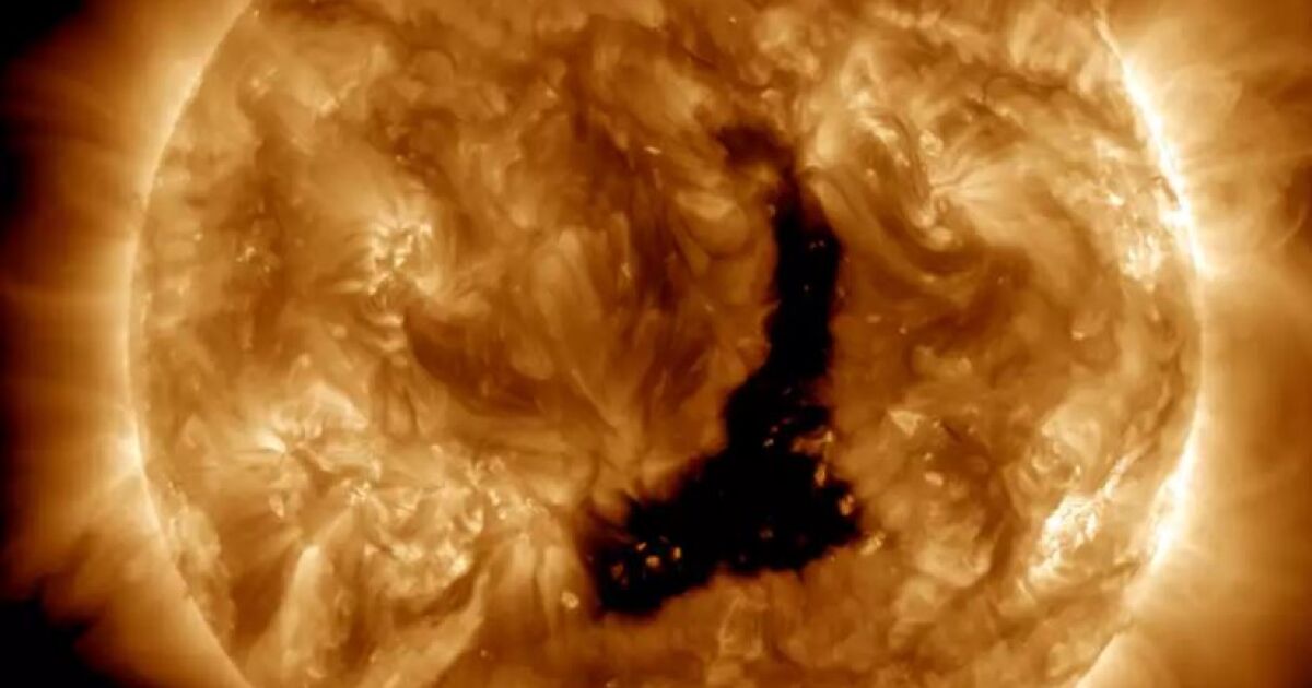 Учените откриха голяма аномалия в Слънцето - дупка, разположена по
