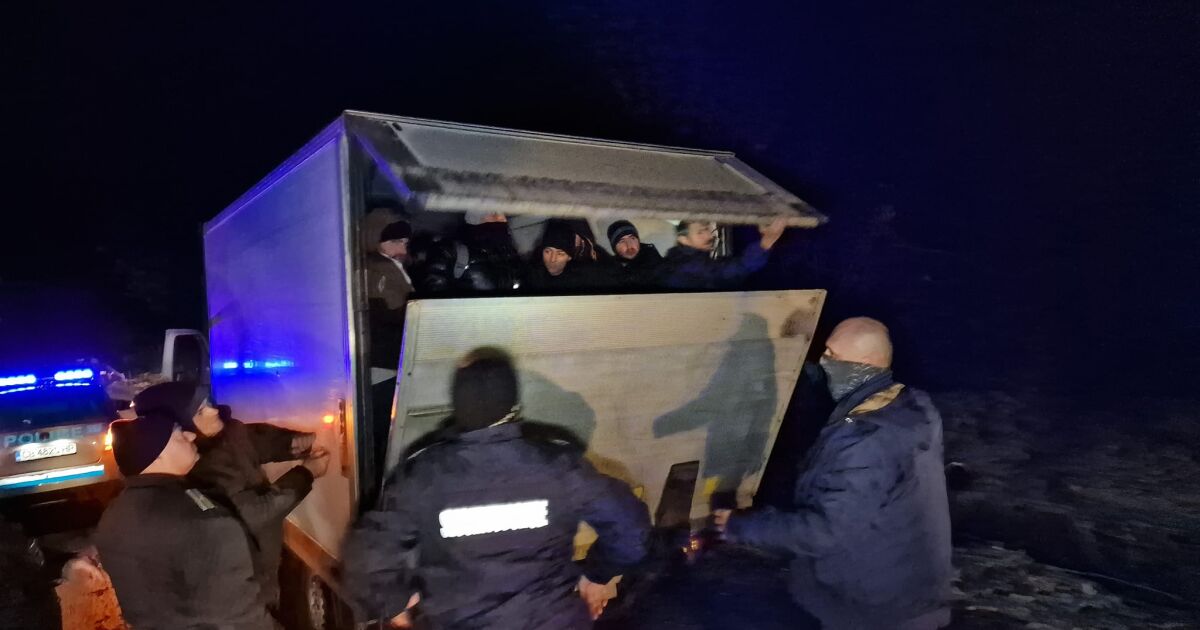 Заловиха над 50 мигранти при полицейска акция край Враца. Те