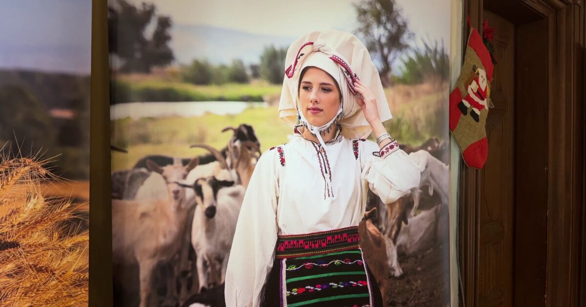 Изложба на автентични народни носии от годишния календар Девойко, Мари