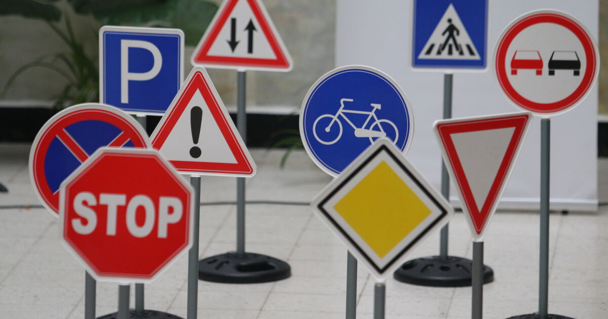 Въвеждат шест нови пътни знака, които ще указват и регулират