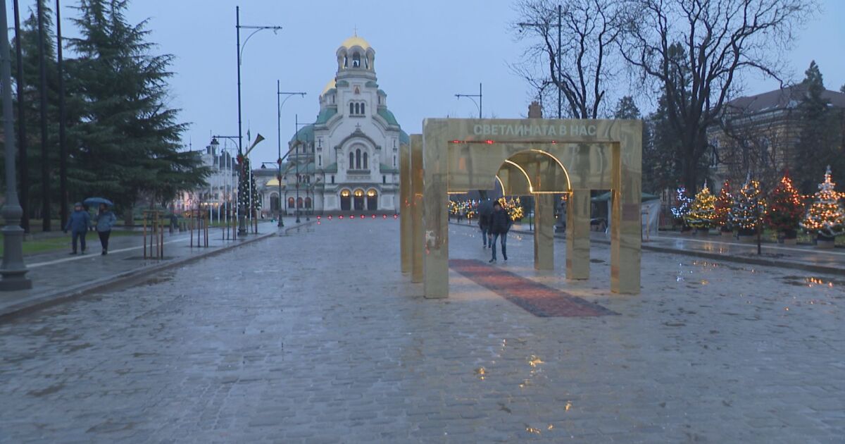 Вчера беше демонтирана така обсъжданата златна арка на площада на