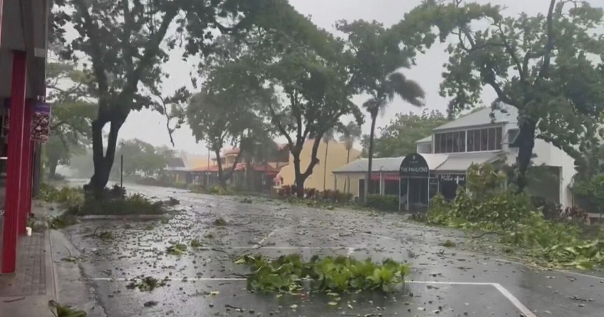 Мощен тропически циклон е обхванал Австралия. Очакват се животозастрашаващи внезапни