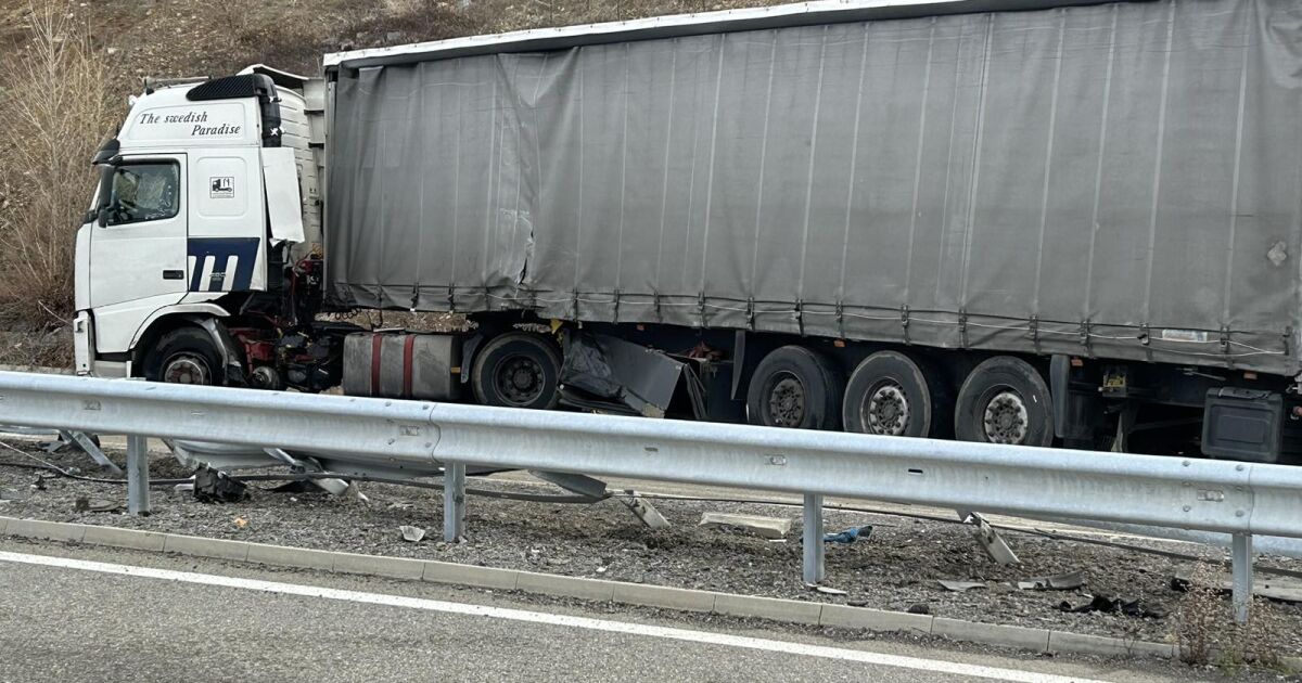 Самокатастрофирал тир затруднява движението на автомагистрала Струма  край Благоевград 