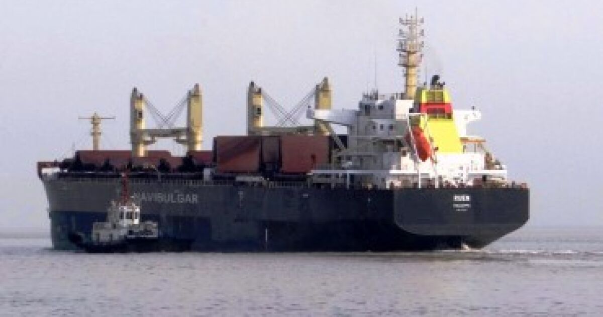 Плаващ под малтийски флаг кораб, който е българска собственост, е