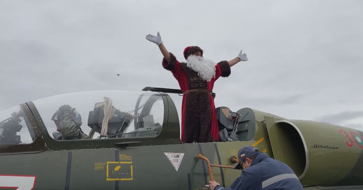 Въпреки лошото време Дядо Коледа кацна на летището в Пловдив.