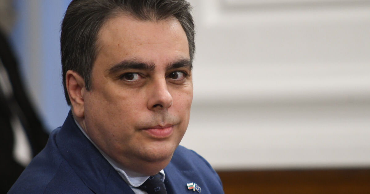 Името на Асен Василев беше замесено в спор в парламента
