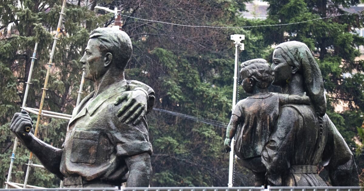 Пети ден Паметникът на съветската армия продължава да бъде ябълката