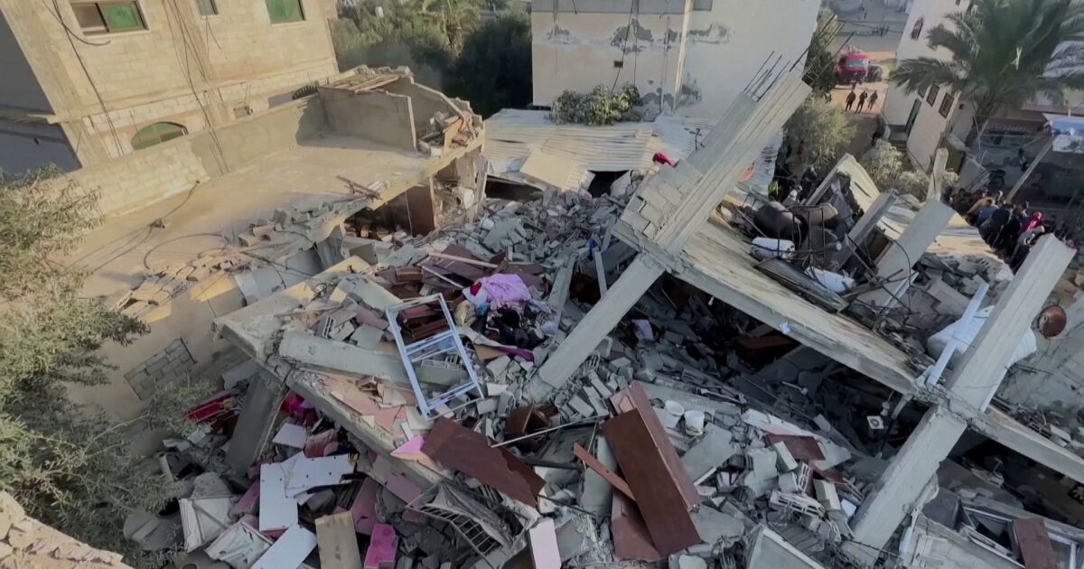 Гладни цивилни са нападнали в Газа камионите с помощи, влезли