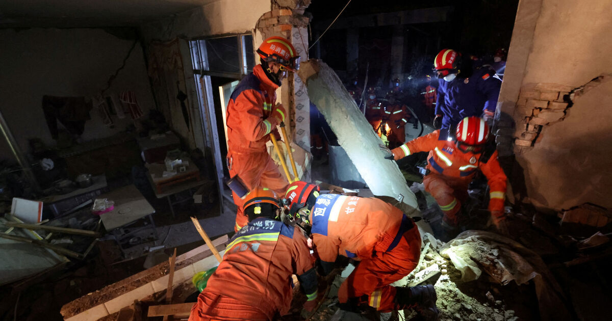 Най-малко 116 души са загинали при силното земетресение в Северозападен