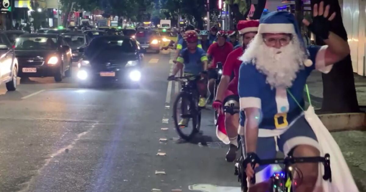 Дядо Коледа дойде на велосипед в Рио де Жанейро. Новото превозно