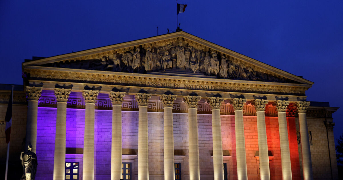 Приемането на противоречива реформа за миграцията от френския парламент късно