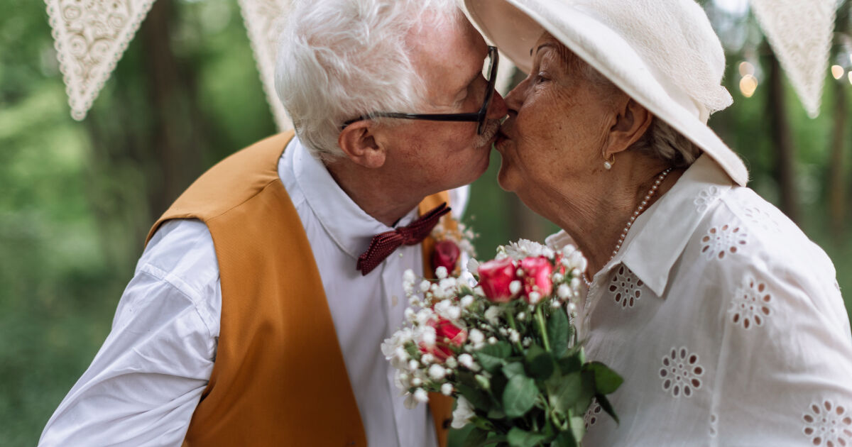 Десетки двойки подновиха обетите си 50 години след изричането на