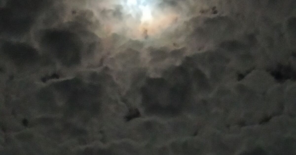 Зрители на bTV съобщават за странни светлини и облаци в