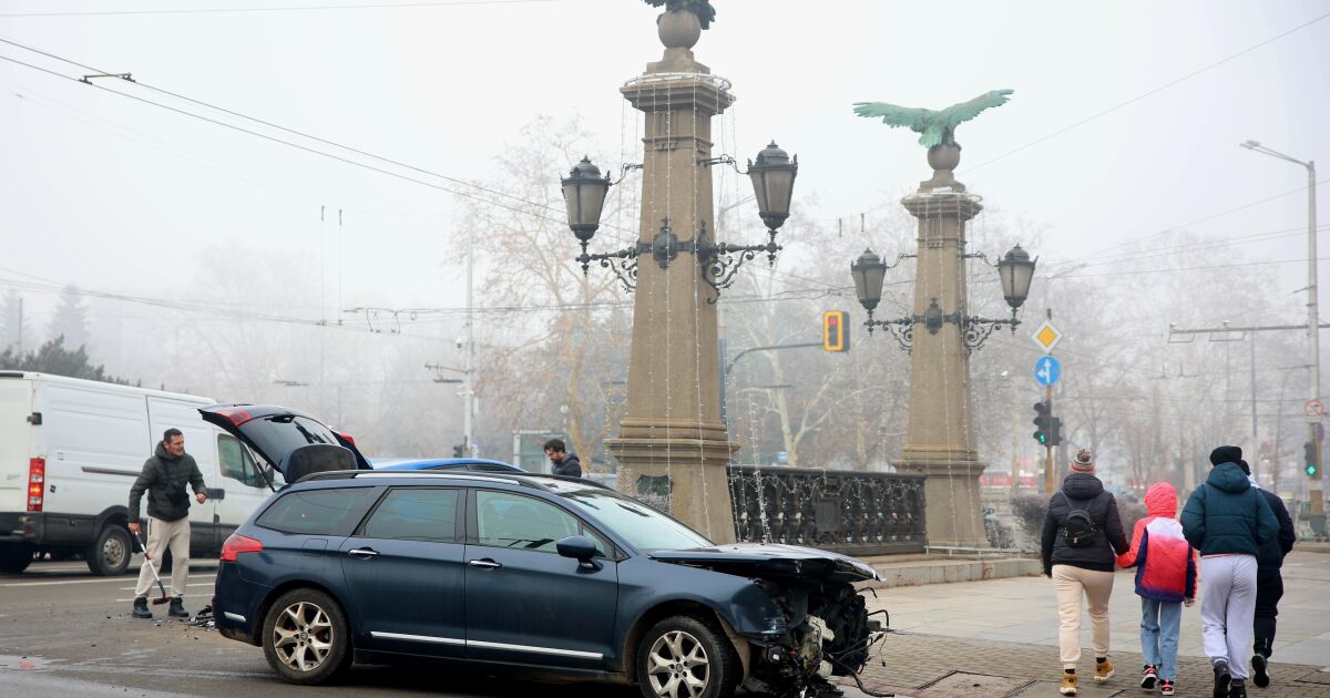 Лек автомобил буквално се е забил в една от колоните
