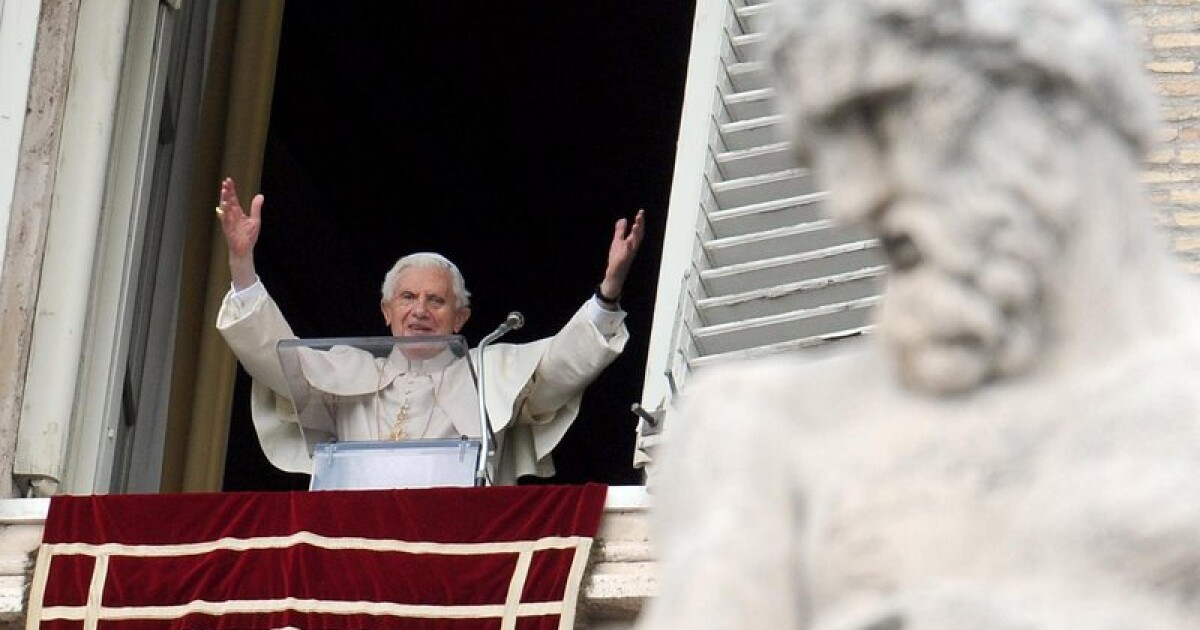 Започна поклонението пред почетния папа във Ватикана. Тялото му е