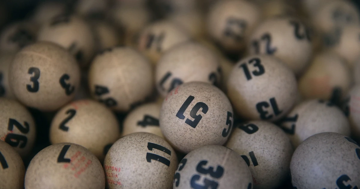 70-годишна жена спечели джакпота, след като купи грешния лотариен билет,