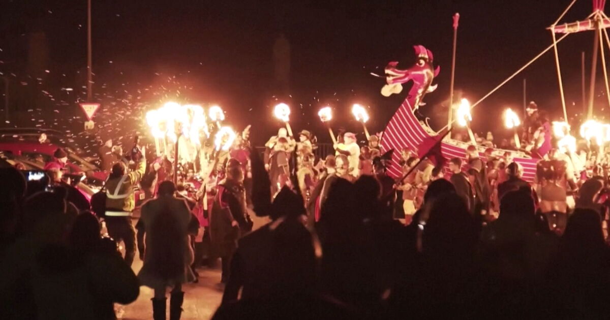 Най-големият огнен фестивал в Европа се проведе на Шетландските острови