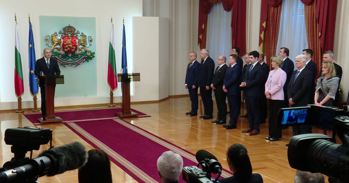 Вторият служебен кабинет на Гълъб Донев официално встъпва в длъжност.