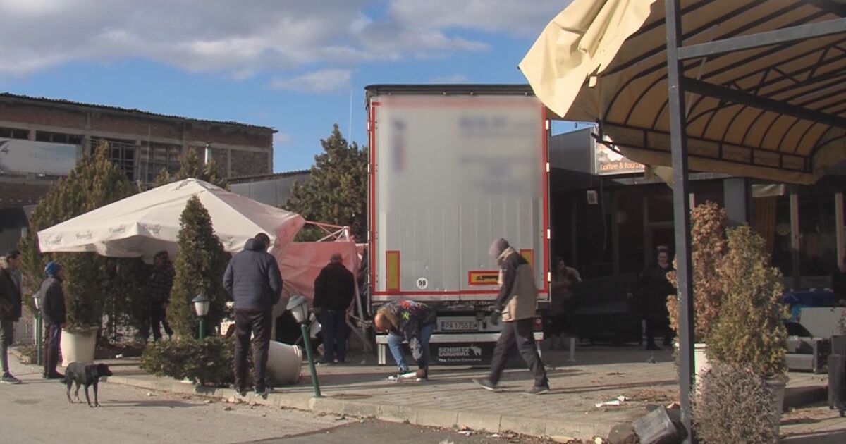 Тежък инцидент в Пазарджик - камион се заби в кафене