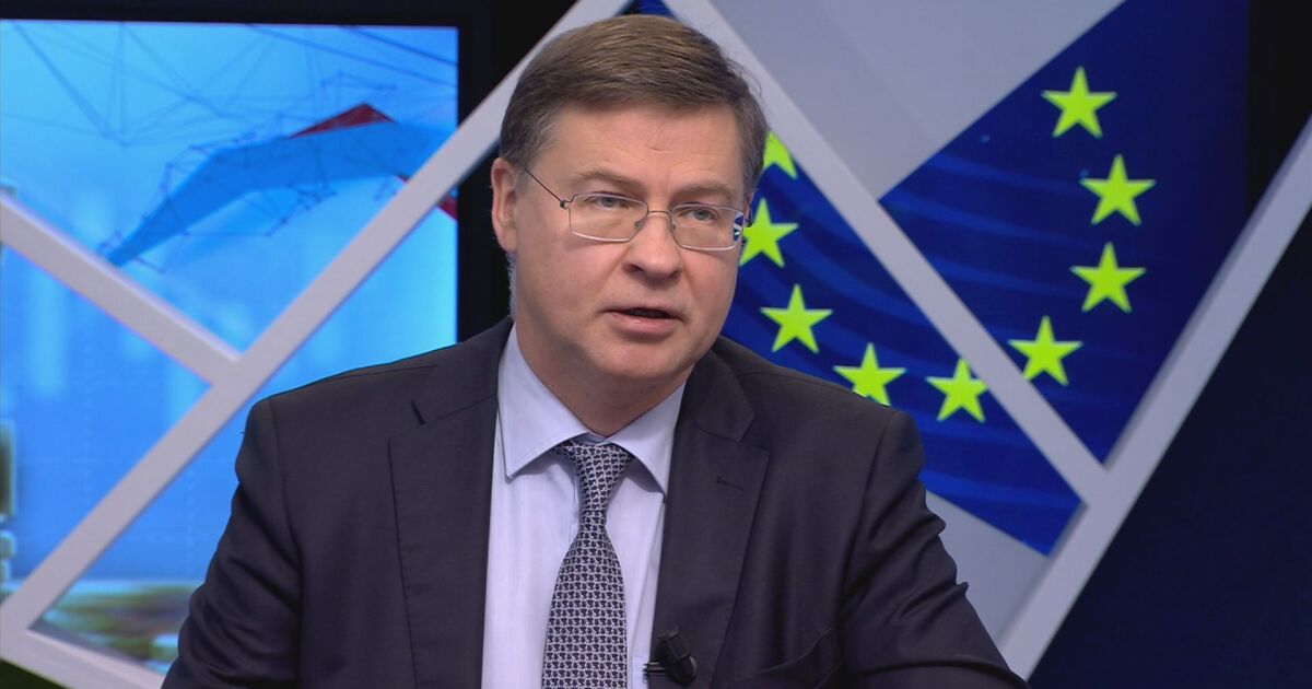 Валдис Домбровскис е латвийски политик от върховете на евроинституциите. От