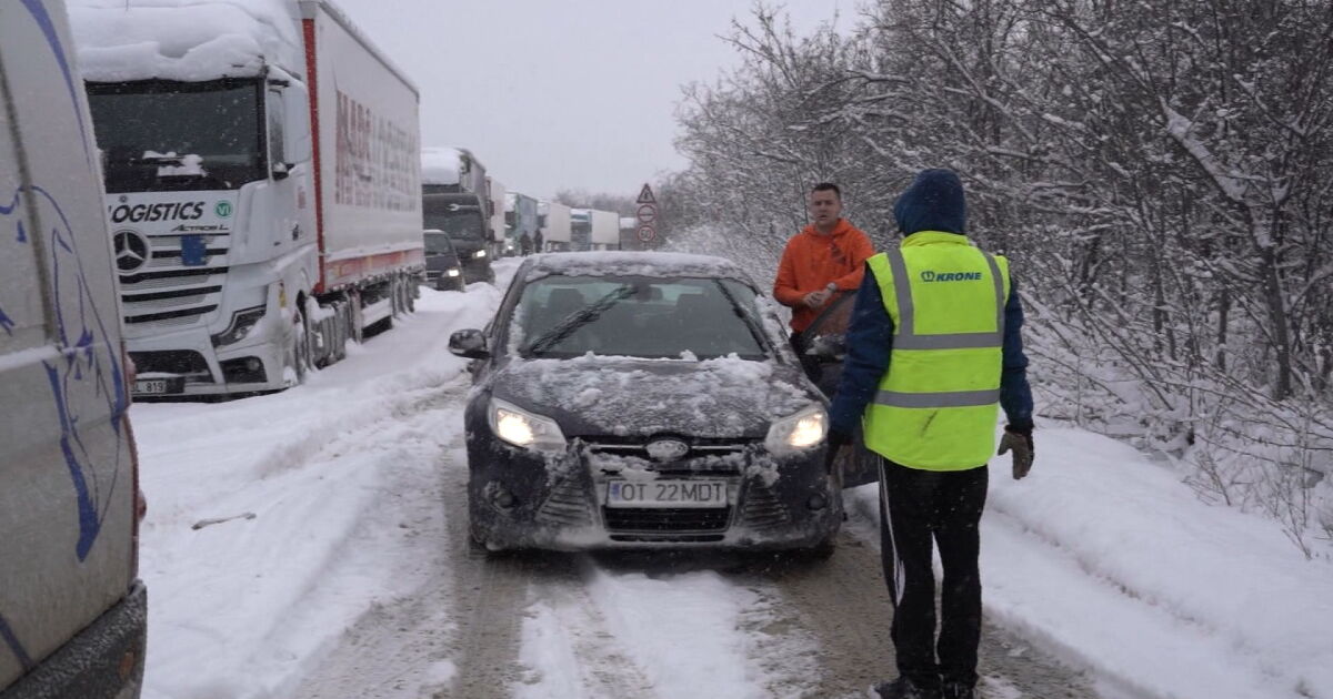Първият сериозен снеговалеж доведе до катастрофи, закъсали коли, пътни блокади