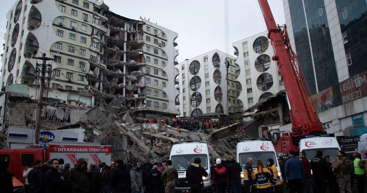 обяви 7-дневен национален траур за жертвите в опустошителните земетресения, предаде