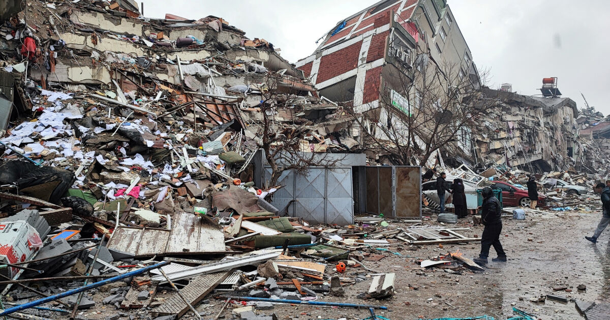 След мощния трус в Турция, отнел хиляди животи, по улиците