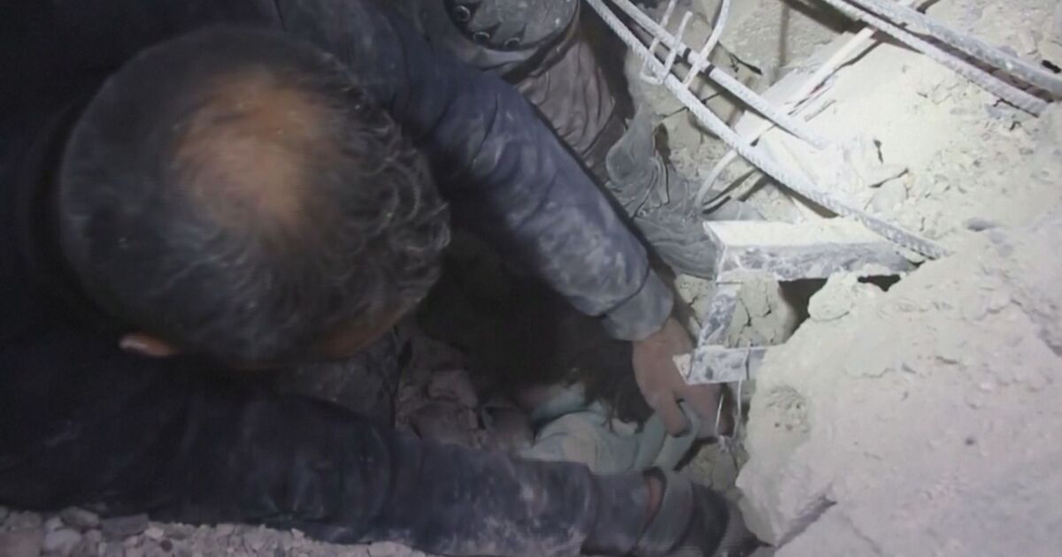 Белите каски, познати официално като Сирийска гражданска защита, спасиха дете,
