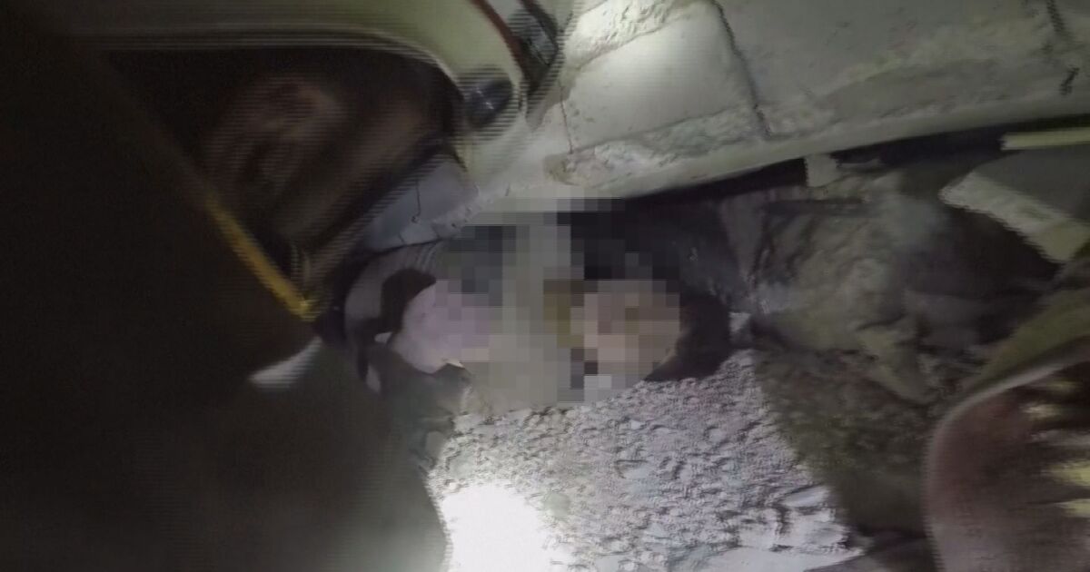 Спасителите в Сирия извадиха живо малко момче, затрупано под развалините