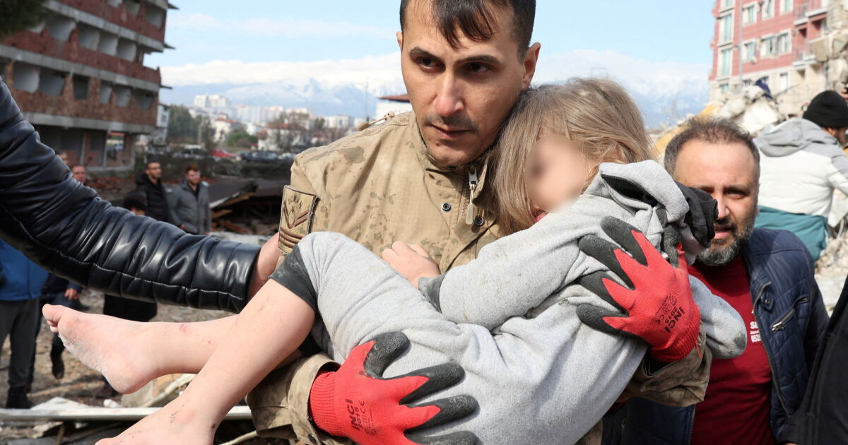 Бебета и след часове под руините в Турция след разрушителното