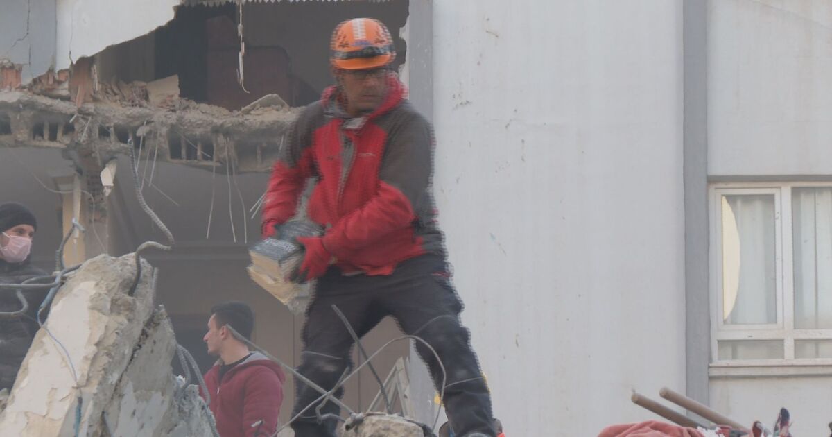 Разчистването на срутените сгради в Адана продължава, а екипите търсят