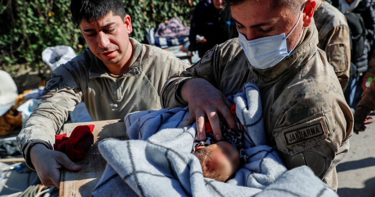 Бебе на 20 дни оцеля при разрушителното земетресение в Турция.