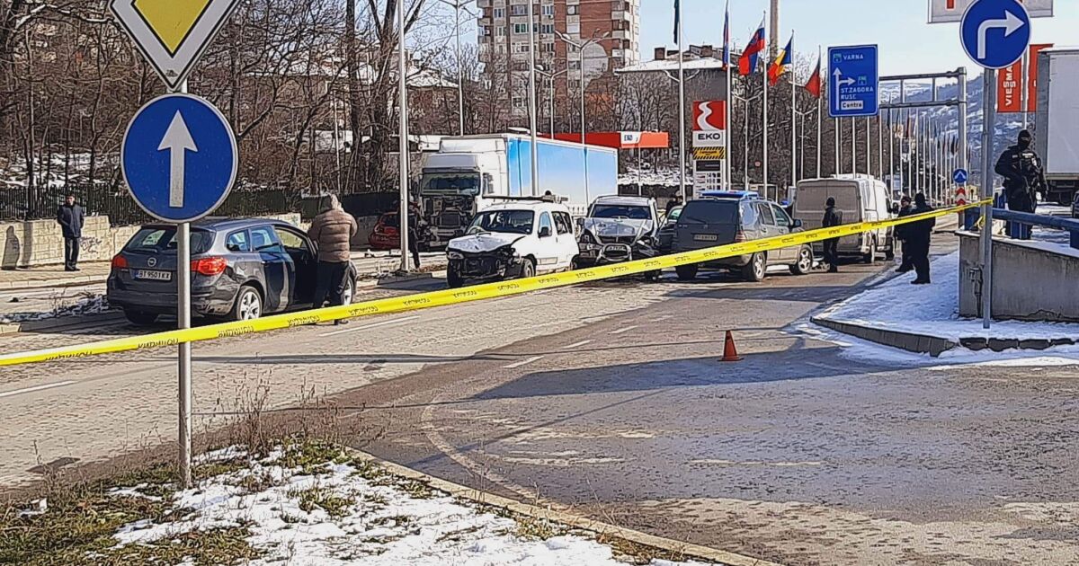 Катастрофа между седем автомобила, от които един влекач с прикачено