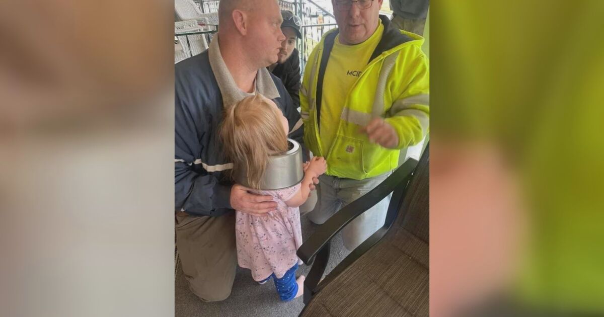 2-годишно дете от Пенсилвания заклещи главата си във форма за