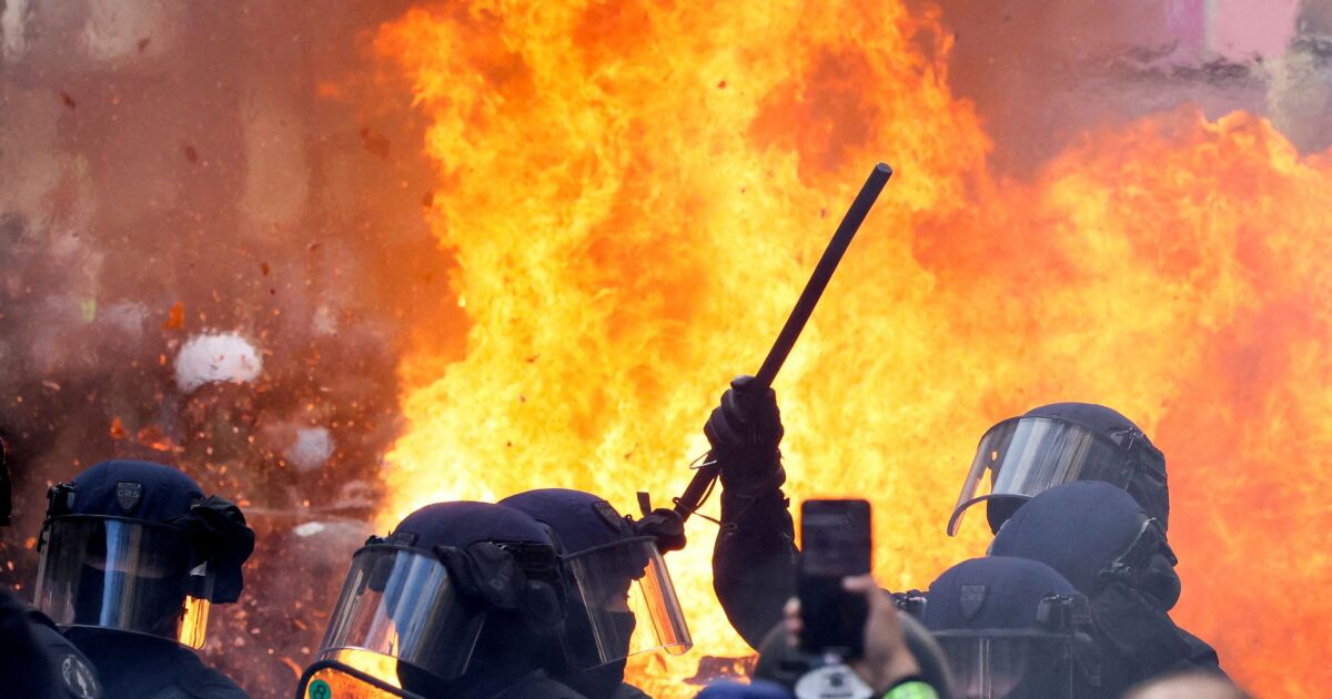 Безредици на протестите срещу пенсионната реформа във Франция. Пожар бе