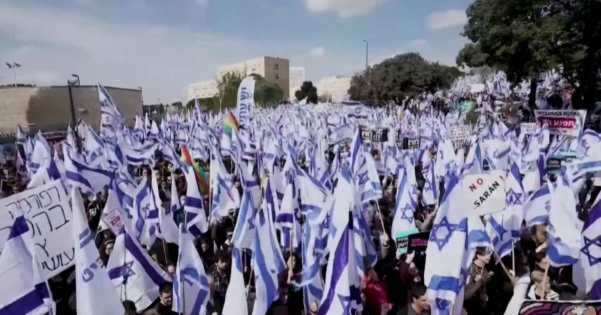 Масови протести в Израел срещу спорна реформа на съдебната система.