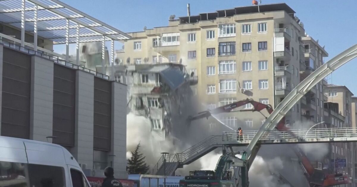Кадри запечатаха рухването на сграда, засегната от , докато работници