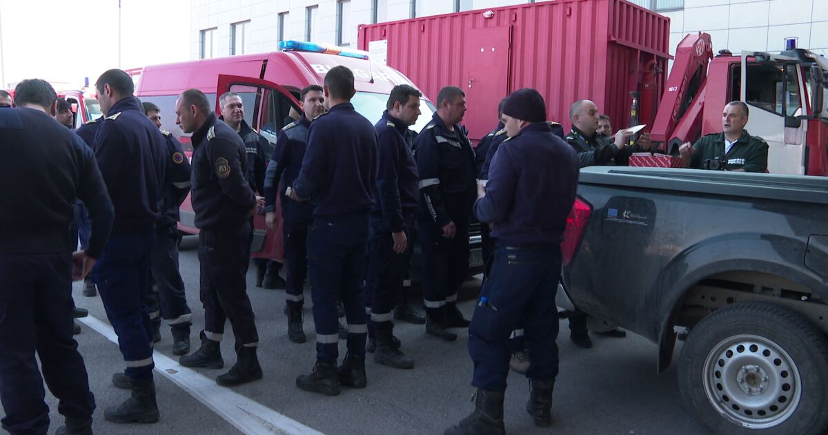 След 11 дни спасителна мисия в Турция, българските пожарникари се