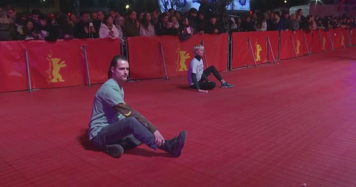 се залепиха за червения килим на кинофестивала Берлинале“, който се