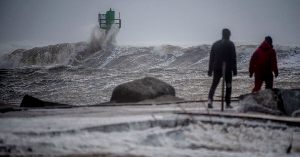 Буря над Северно море стана причина за отменянето на десетки