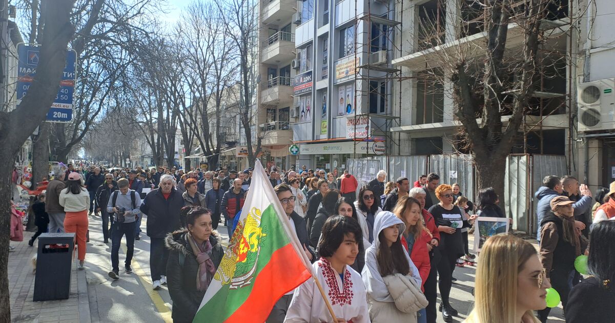 Стотици жители на Сандански излязоха на протест в защита на