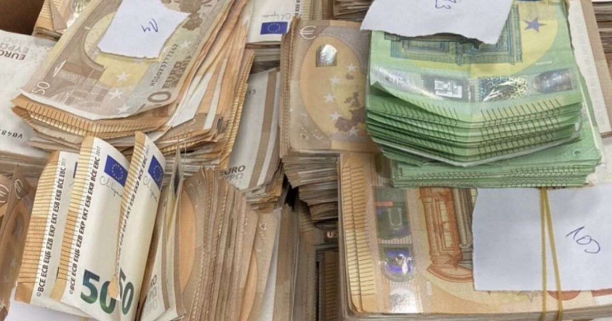 Митническите служители на пункта в Малко Търново откриха недекларирана валута