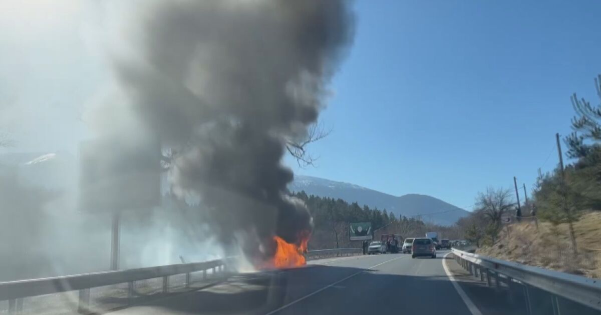 Автомобил се самозапали на пътя Симитли - Банско при прохода