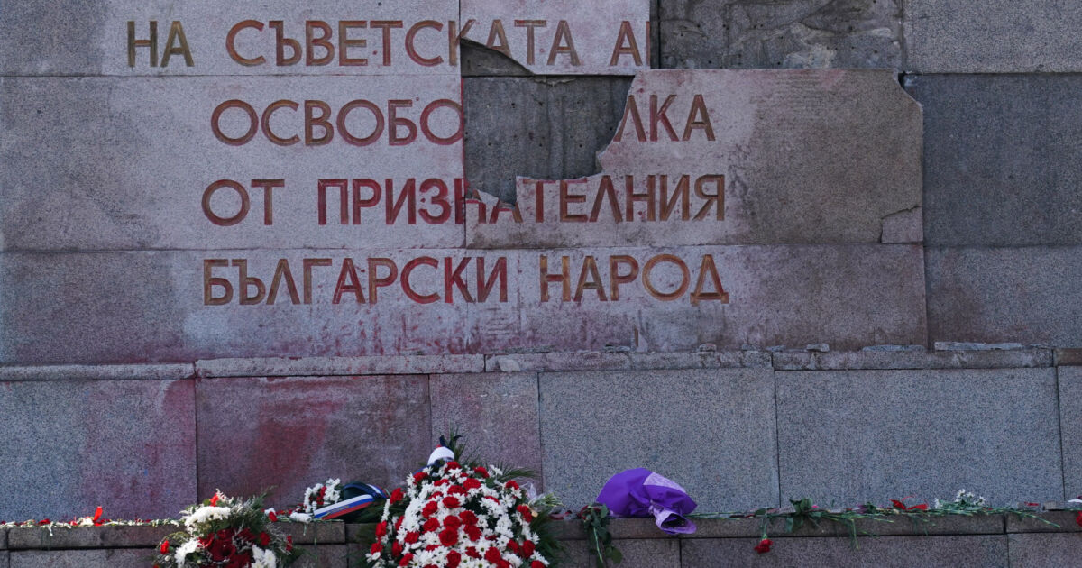 Плочата с благодарствения надпис на Паметника на Съветската армия е